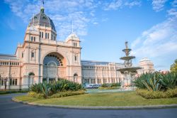 Il padiglione della Royal Exhibition di Melbourne, Australia, in una giornata di sole. L'edificio si estende su un'area di 64 acri ed è lungo circa 150 metri.

