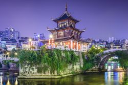 Il padiglione Jiaxiu di Guiyang sul fiume Nanming (Cina) al crepuscolo.
