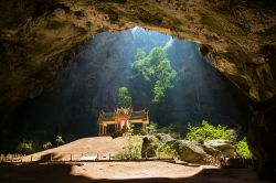 Il Padiglione Reale nella grotta di Phraya Nakhon a Prachuap Khiri Khan, Thailandia. Questa grotta merita asoslutamente una visita, se possibile di mattina quando il piccolo tempio che vi è ...