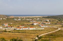 Il paesaggio arido del villaggio di Carrapateira, Algarve, Portogallo. Per conformazione naturale, il territorio che circonda questa località ricorda molto la Sardegna.
