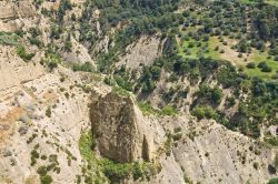 Il paesaggio aspro delle colline di Tursi in Basilicata. Una bella veduta dall'alto del territorio selvaggio che caratterizza questo angolo d'Italia. Tursi è famosa anche per ...