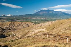 Il paesaggio aspro ed arido a sud di Biancavilla in Sicilia. Sullo sfondo il vulcano Etna.