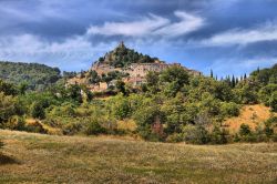 Il paesaggio attorno a Castiglione d'Orcia (Siena), piccolo comune alle pendici del Monte Amiata - © Millionstock / Shutterstock.com