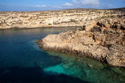 Il paesaggio brullo di Cala Galera in estate, Isola di Lampedusa, Sicilia