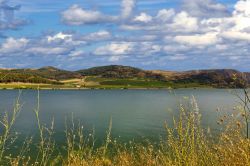 Il paesaggio di Sambuca di Sicilia e il lago Arancio