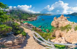 Il paesaggio frastagliato della Costa Paradiso nel nord della Sardegna