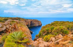 Il paesaggio selvaggio di Cala Rossa a Terrasini in Sicilia. provincia di Palermo