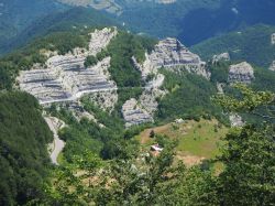 Il paesaggio spettacolare delle "Scalacce" salendo da Bagno di Romagna al Passo dei Mandrioli