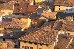 Il paese di Arco visto dall'alto, Trentino. Rinomata località di cure e riposo, grazie anche al clima mite, Arco si trova in una posizione panoramica sul lago di Garda.
