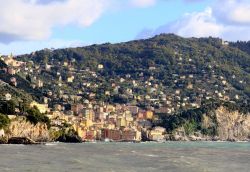 Il paese di Camogli visto da Recco, Genova, Liguria.



