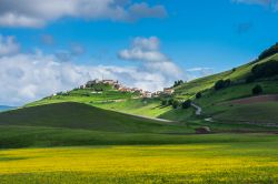 Il paese di Castelluccio di Norcia, Umbria, Italia. Castelluccio è uno dei centri abitati in modo permanente più elevato dell'Appennino - © theskaman306 / Shutterstock.com ...