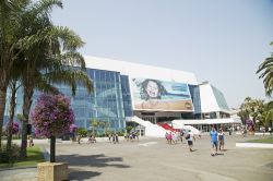 Il Palais des Festivals a Cannes in Francia, fotografato a luglio - © images and videos / Shutterstock.com