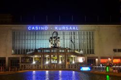 Il palazzo che ospita il Casinò di Ostenda, Belgio, illuminato di notte (Belgio) - © trabantos / Shutterstock.com