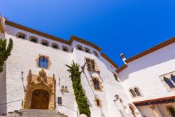 Il palazzo che ospita il Museo Maricel de Mar a Sitges, Spagna. Al suo interno si possono ammirare opere d'arte dal periodo medievale sino al Novecento. Non mancano creazioni legate al mondo ...
