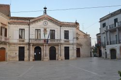 Il palazzo Comunale di  Grumo Appula in Puglia - © Mr.Truman - CC BY-SA 3.0, Wikipedia