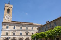 Il Palazzo Comunale di Cingoli con la torre dell'orologio, Marche. E' il principale monumento civile della città. Sede del Municipio, affaccia la sua possente mole quadrata su ...