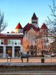 Il Palazzo Comunale di Syracuse alle spalle dell'Erie Canal Museum in Erie Boulevard, New York USA - © debra millet / Shutterstock.com