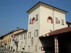 Il palazzo comunale di Villafranca Piemonte, Piemonte.  Questa elegante costruzione del centro storico cittadino ospita al suo interno (nella sala consiliare) un dipinto della toponomastica ...