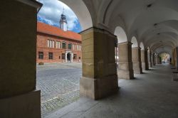 Il Palazzo Comunale gotico fotografato dal porticato di un vecchio caseggiato del centro storico di Olsztyn, Polonia.



