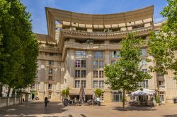 Il Palazzo de Thessalie nel cuore del quartiere Antigone a Montpellier, Francia. Siamo in un nuovo distretto in stile classico fra il centro storico della città e il fiume Lez - © ...