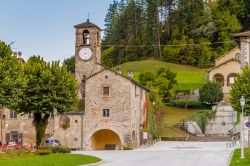 Il Palazzo dei Capitani a Palazzuolo sul Senio, Toscana, costruito alla fine del 1300. Nel 1506 vi fece sosta papa Giulio II° accompagnato da Niccolò Macchiavelli  - © GoneWithTheWind ...