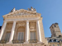 Il palazzo dei Duchi a Digione, Francia. Il frontone, sorretto da 4 grandi colonne, è sormontato da due gruppi scultorei.




