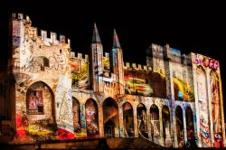 Il Palazzo dei Papi illuminato delle Les Luminessences di Avignone, giochi di luce sul palazzo medievale - © Photoprofi30 / Shutterstock.com