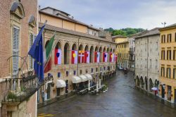 Il palazzo del Comune e la piazza centrale di Fabriano nelle Marche. Il centro si anima di colori in occasione del palio medievale