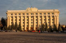 Il Palazzo del Consiglio Regionale a Kharkiv, Ucraina. Alte colonne con capitelli decorati sono inglobate nella maestosa facciata dell'edificio governativo della città

