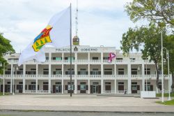 Il Palazzo del Governo di Chetumal, Messico. Dal 1978 si presenta con lo stesso look. Una grande bandiera dello stato di Quintana Roo sventola nella piazza di fronte all'edificio - © ...