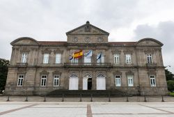 Il Palazzo del Governo di Pontevedra, Galizia, in una giornata nuvolosa. Sopra la porta d'ingresso, le bandiere di Spagna, Galizia e Europa.
