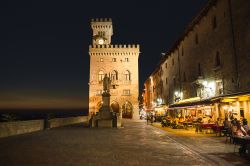 Il Palazzo del Governo di San Marino in una serata d'estate, Repubblica di San Marino. E' la sede delle massime istituzioni sammarinesi. La sala che ospita le sedute del Parlamento è ...