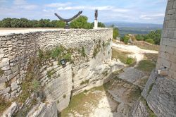 Il Palazzo del Marchese de Sade a Lacoste in Francia meridionale. - © Ana del Castillo / Shutterstock.com