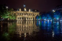 Il Palazzo del Municipio di Troyes (Francia) by night con la pioggia.
