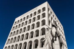 Il Palazzo della Civilta del Lavoro a Roma detto anche il Colosseo Quadrato, si trova all'EUR - © Nadezhda Kharitonova / Shutterstock.com