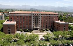 Il Palazzo della Corte nella città di Mendoza, Argentina. Questa località è situata su una delle più importanti vie di comunicazione fra Argentina e Cile.




 ...