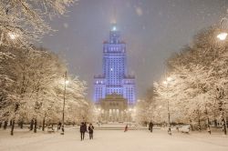 Il Palazzo della Cultura e della Scienza di Varsavia by night durante una nevicata (Polonia). Si tratta di un edificio storico degli anni '50 destinato a eventi di arte e cultura. Svetta ...
