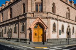 Il Palazzo dell'Arcivescovo a Arequipa, Perù. Venne costruito dopo l'invasione da parte dei conquistadores spagnoli e inaugurato nel 1924. Al suo interno si trovano quadri e mobili ...