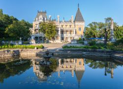Il palazzo dell'imperatore russo Alessandro III° a Massandra vicino a Jalta, Crimea. La costruzione fu iniziata nel 1881 e in seguito completata e rinnovata su disegno dell'architetto ...
