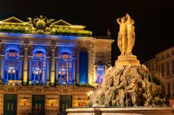Il palazzo dell'Opera di Montpellier by night con la statua delle Tre Grazie illuminata (Francia).

