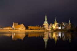 Il palazzo di Frederiksborg illuminato a Hillerod, Danimarca - © Oliver Foerstner / Shutterstock.com