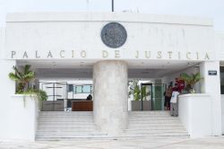 Il Palazzo di Giustizia di Chetumal, Messico. L'edificio conserva un aspetto architettonico stile Maya precolombiano con la colonna rotonda, i gradini e il colore calcareo dell'esterno ...