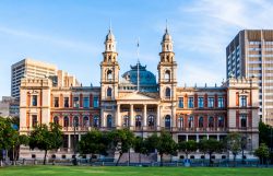 Il Palazzo di Giustizia in Piazza della Chiesa a Pretoria, Sudafrica. Disegnato nel 1895 da un architetto olandese in stile rinascimentale italiano, l'edificio è uno dei palazzi più ...