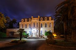 Il Palazzo di Re Nicola nel centro di Bar, Montenegro, fotografato di notte. Residenza estiva dell'ultimo sovrano del Montenegro, re Nicola, padre della regina Elena (moglie di Vittorio ...