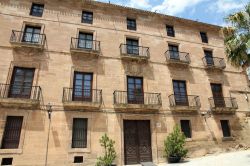 Il Palazzo Episcopale a Calahorra, Spagna. Si tratta di un imponente edificio costruito in laterizi fra il XVI° e il XVIII° secolo.
