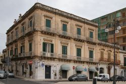 Il Palazzo Giangreco nel centro storico di Avola in Sicilia - © Mboesch, CC BY-SA 3.0, Wikipedia