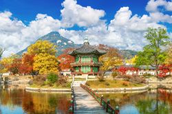 Il Palazzo Gyeongbokgung a nord di Seul, fotografato in autunno, siamo nella Corea del Sud