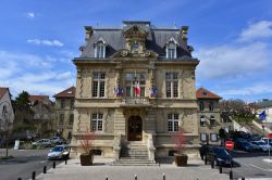 Il Palazzo Municipale a Conflans-Sainte-Honorine, Francia - © Pack-Shot / Shutterstock.com