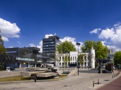 Il Palazzo Municipale con fontana e il castello neogotico di Tilburg (Olanda) in una giornata di primavera - © www.hollandfoto.net / Shutterstock.com