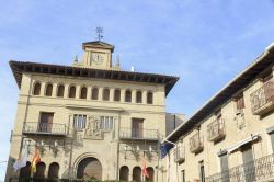 Il Palazzo Municipale della città di Olite, Navarra, Spagna, in una giornata di sole.
